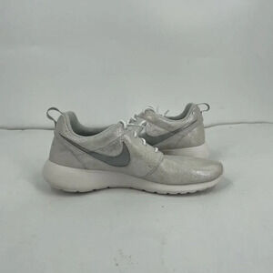 Nike Women's Roshe One Premium Metallic Platinum‎ 833928-009 Sneaker Size 7.5